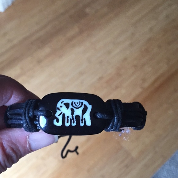 Leather bracelet with elephant design - Picture 2 of 4